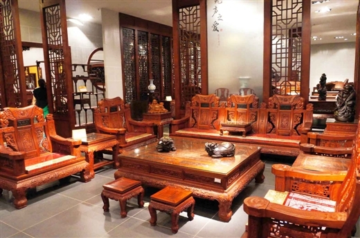 <h2>3万元能买什么样的红木沙发？如何挑选红木沙发？</h2><p align="center"></p><p><h1>首先要考虑到你房子客厅的大小，一般红木沙发分为10件套跟6件套，10件套一般尺寸的占地面积3.6/3.6，6件套的占地3.6/2米，然后你去考虑买什么样的沙发。</h1><p>谢谢你的邀请，我是李想，从事红木家具行业八年，对红木家具制做工艺非常精通，</p><p>点击上方<span style="font-weight: bold;">【关注】</span>我，为你带来不一样的红木解读，越分享，越快乐。</p><hr/><p>我一直的观点是，目前红木沙发是真的便宜，一般找厂家的买红木家具的话真的不贵，现在去红星美凯龙里面看看，稍微有点品牌的布艺沙发一般都要两三万，你要知道布艺沙发里面的构造是怎么样的，里面基本上都是白木打的框架，塞得什么东西都不知道，但是红木沙发呢？都是榫卯结构，红木都不用辅材，融入了中国人的智慧。</p><p>如果客厅不是很大的话，3万块钱买6件套的沙发可以选择的还挺多的，比如，刺猬紫檀，小款的缅甸花梨，小款的印尼黑酸枝，都可以，都可以在三万以内搞定，如果你的客厅很大的话，要放十件套的，那选择的话就小了很多，3万以内的只能选择刺猬紫檀了，如果选择非国标的红木的话，比如非酸，东非酸枝等等都可以的。</p><p></p><p></p><p>至于如何选择红木沙发，分享一点经验：<br/></p><p>一件形制精良，外型雅观的家具，不单单是对长宽高尺寸上有尺度的请求。对木柴厚薄、靠背弧度、裙板弧度、牙板巨细等等都有请求，厂家偷料每每在这下面做文章。削减一点点板材厚度，靠背弧度改直一些等等，都能削减资料的应用。带来的成绩便是看着没有原版有味道，弧线比拟生硬。坐着靠着也不那末惬意。这时你就可以够用“搬”的办法来查验！</p><p>木料含水率的高下，是影响家具品质最紧张的一点。对付红木家具而言，无论是南边照样南边厂家，都能够呈现应用烘干不标准、含水率偏高的木料制成家具的征象。</p><p>烘干是改良红木开裂变形问题的紧张手腕。比拟尺度的烘干，必需要有业余能够节制湿度的烘干房，没有烘干房的厂家，每每只是在用太阳光暴晒的办法处置。</p><p>能够用手指或手掌微微抚摩家具面板的心板及拼缝部门，假如平坦滑腻，证实制造家具的木料含水率达到了南边11.4%的尺度；假如有稍微开裂或炸裂征象，则证实其时制造家具的木料外部含水率偏高，品质不过关。</p><hr/><p>大家看了这篇文章之后，觉得对你有所帮助的话，记得给小编顺手点赞，评论转发哦！</p><p>祝愿转发的人身体健康，合家欢乐。</p><p><span style="font-weight: bold;">【关注】</span>我，随时更新红木最新动态和价格噢。</p></p><h2>在2万到3万的红木家具哪种质地的好，求解？</h2><p align="center"></p><p>不请自来，本人从事东阳红木家具行业，2-3万可选择的红木家具还是比较多的：</p><p>1、我们首先要确认的是买红木家具是客厅用？卧室用？还是餐厅用！不同的应用场景对应不同的家具，这一点非常重要。</p><p>2、我们就以沙发为例，2-3万这个价格可以购买到缅甸花梨大果紫檀或者印尼黑酸枝阔叶黄檀6件套，当然这个是工厂价格，门店里是绝对买不到的。</p><p>3、如果是刺猬紫檀的话2-3万可以买11件套了，所以最重要的是自己喜欢什么样的材质，这一点非常重要，材质不同质地不同，看自己喜欢，如果想详细了解质地的话可以上百度搜索，我这里也就不重复了。</p><p>以上仅供参考，关注我获得更多红木工厂一线信息</p><p></p><p></p><p></p>